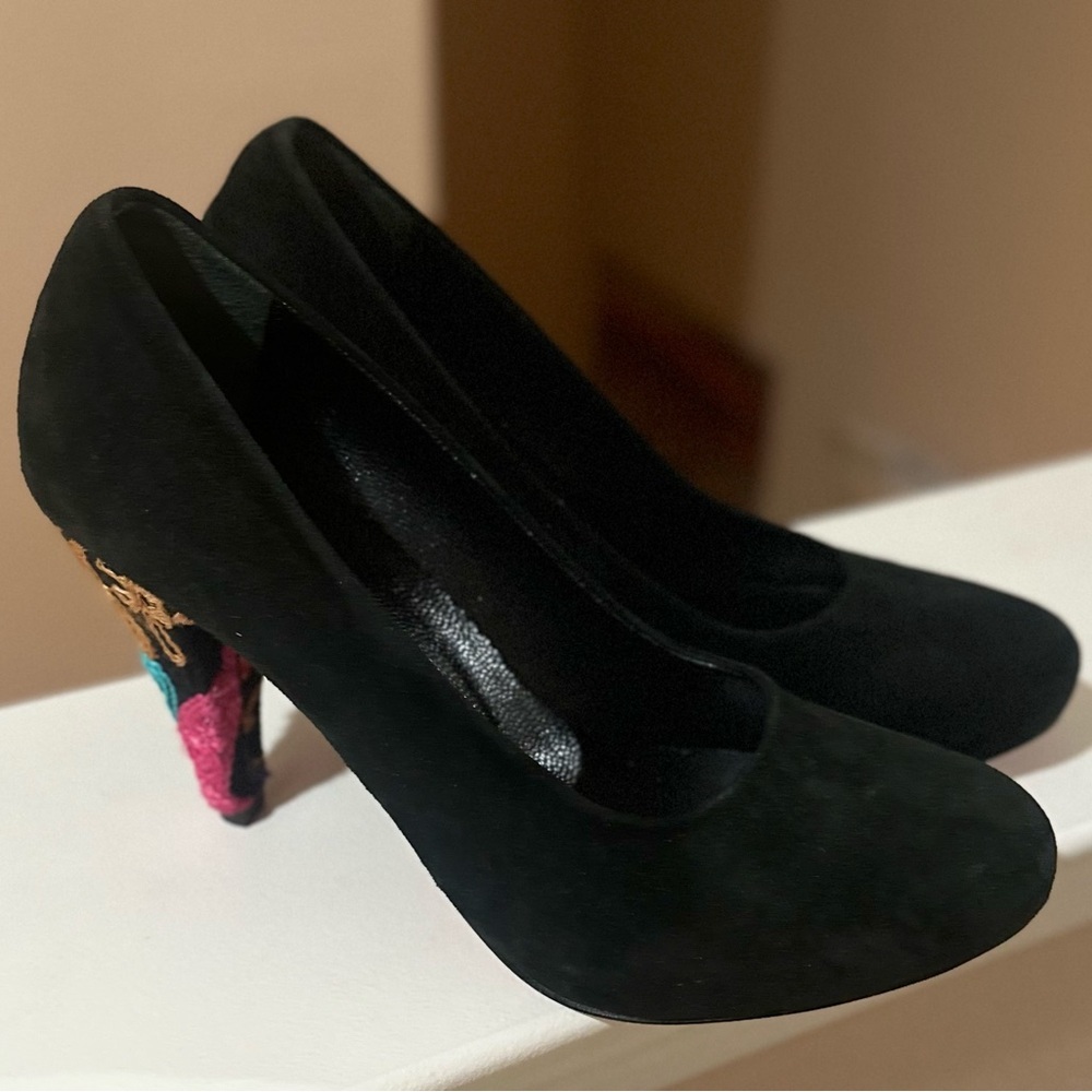 Women's ARTEMIS Suede Round Toe‎ Pumps Embroidered Heels. Size 41. US 11/11.5.